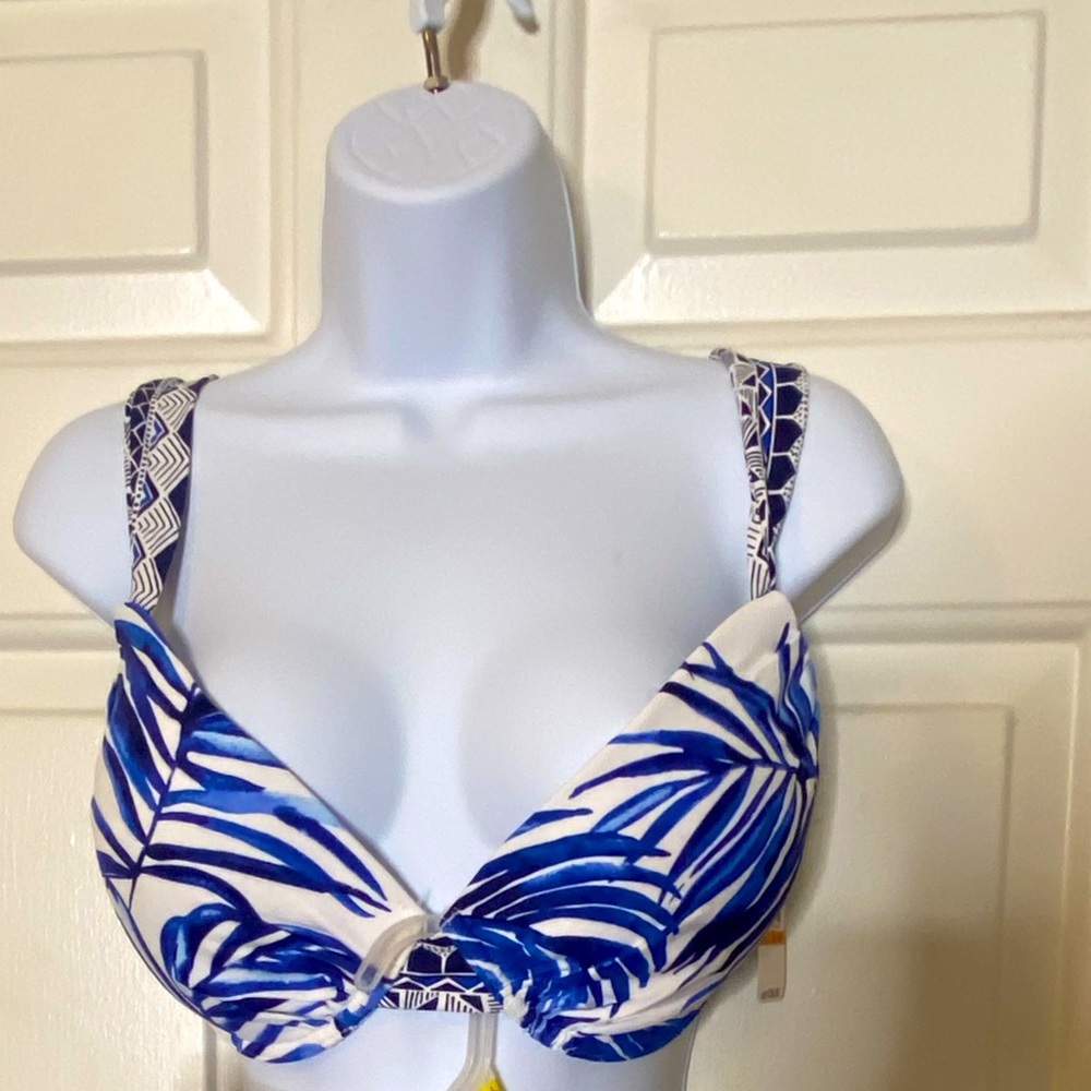 Beautiful Tommy Bahama blue and white Printed bikini top Slight imperfection